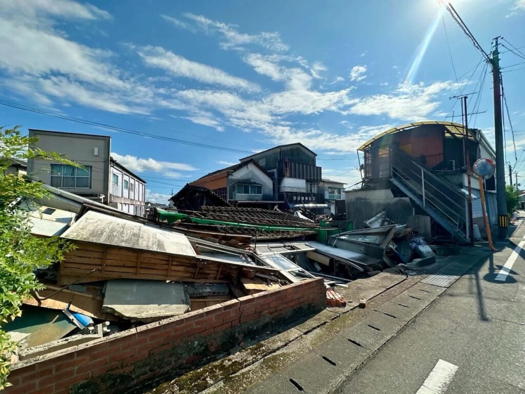 令和8年熊本地震により倒壊した家屋の様子（提供： ピースボート災害支援センター（PBV））