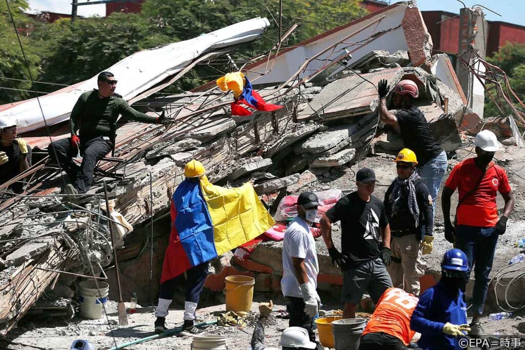 写真:コロンビアで発生した地震により倒壊した建物で捜索活動を行っている様子。