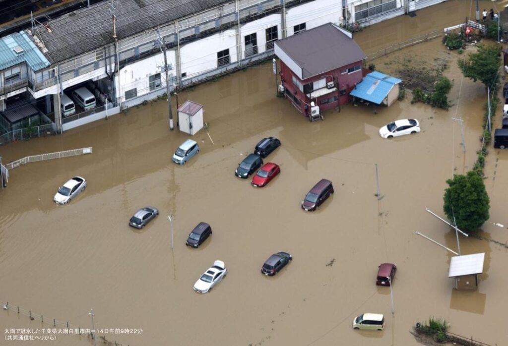 写真:大雨で冠水した千葉県大綱白里市内。14日午前9時22分共同通信社ヘリから撮影。