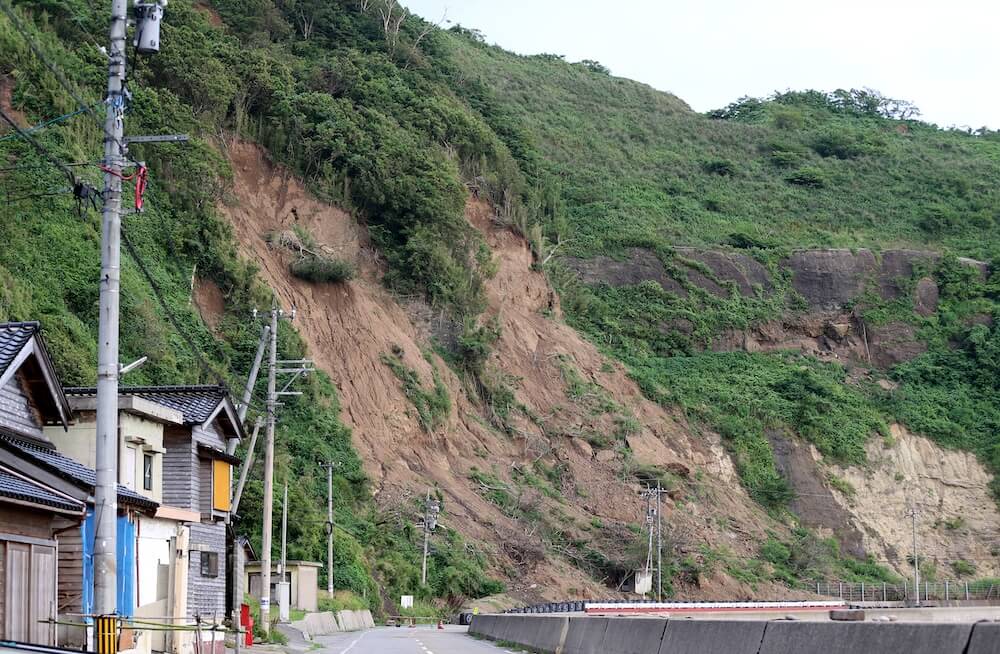 土砂崩れで寸断された道路
