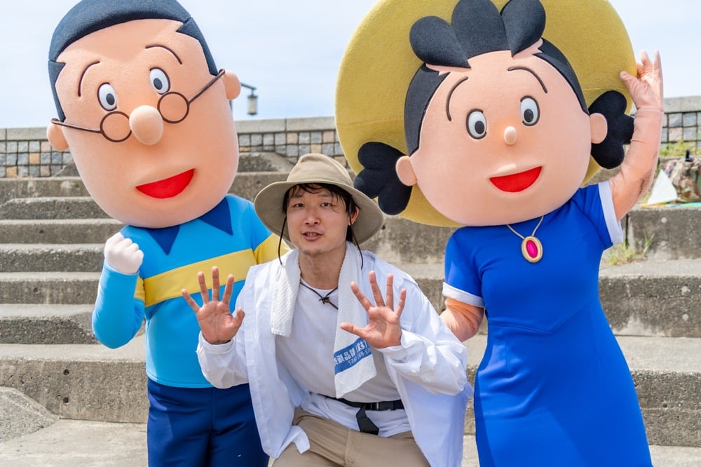 サザエさんとマスオさんに挟まれるライター