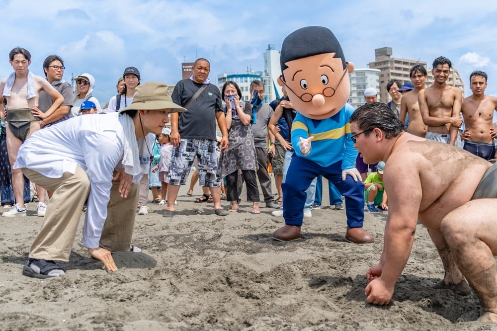 ライターと力士が対決
