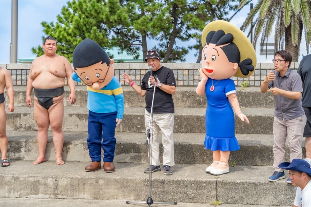挨拶をする⻑⾕川町⼦美術館館長とサザエさんとマスオさん