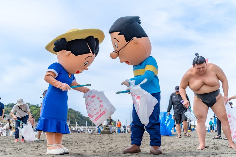 ごみを探すサザエさんとマスオさん