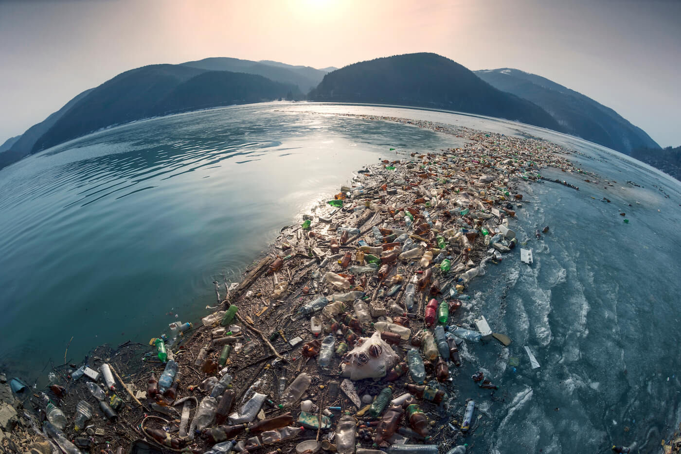 写真：海に漂流するプラスチックごみを中心とする大量のごみ