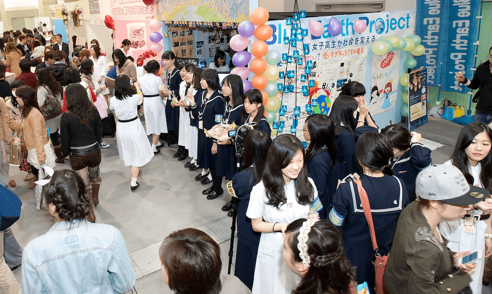写真：商業施設の中でブースを設けて行われた女子高生たちによる啓発イベントの様子