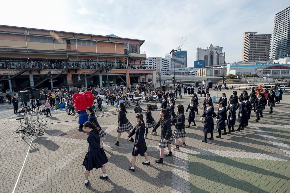 写真：買い物に訪れたたくさんのお客さんの前でダンスパフォーマンスを行う女子高生たち