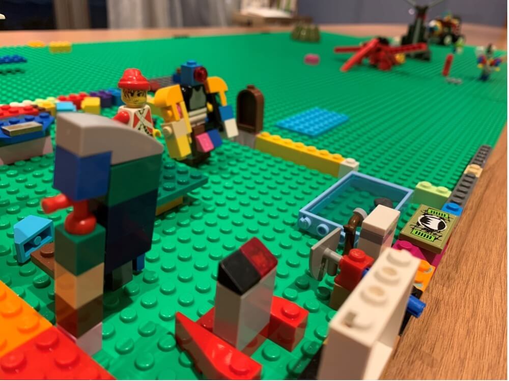 写真：C拠点の部屋に広がるレゴブロック