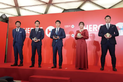 写真：HEROs AWARD 2020受賞者（左から堀江航氏、田中時宗氏、二村元基氏、有村智恵氏、炭谷銀仁朗氏）※二村氏は、本田圭佑氏の代理として受賞