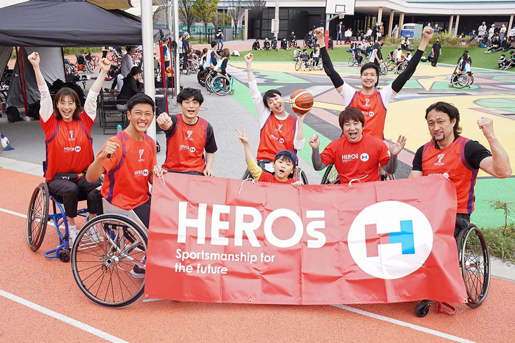 写真：「HEROsチーム」のメンバー集合写真。