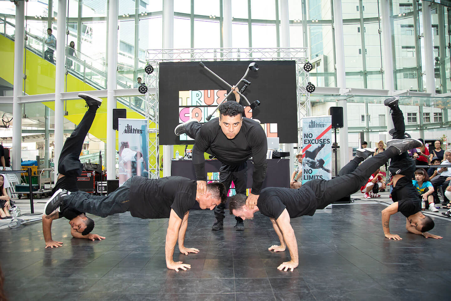 写真:イベント「True Colors DANCE」で技を披露するブレイクダンサー