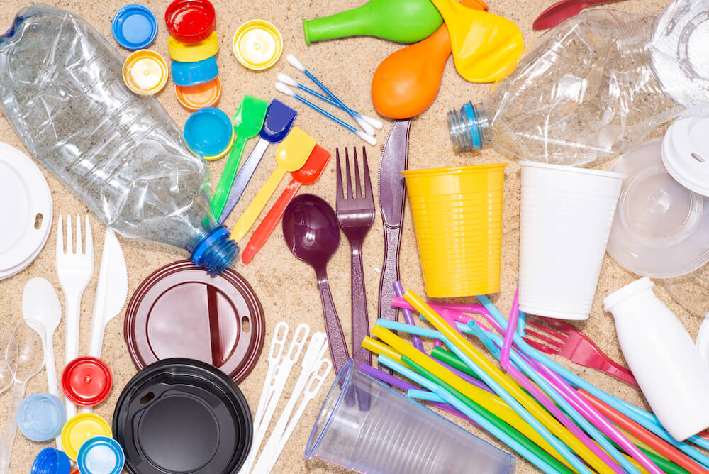 写真：使い捨てプラスチック製品、ペットボトルなどプラスチックごみの数々