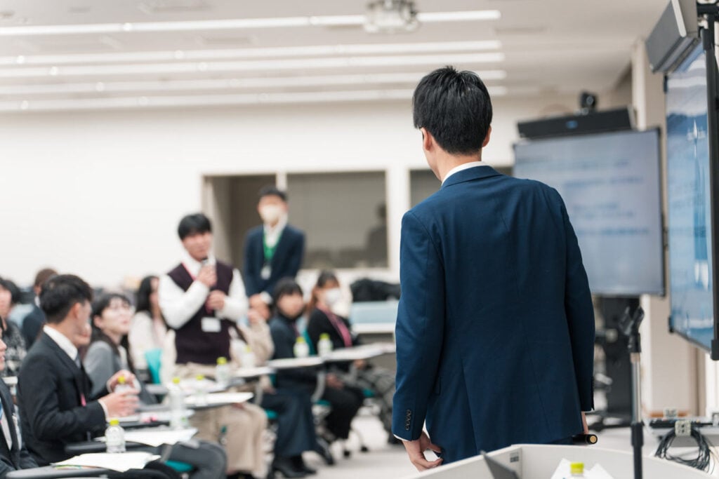 写真:報告会でのスピーチの様子。