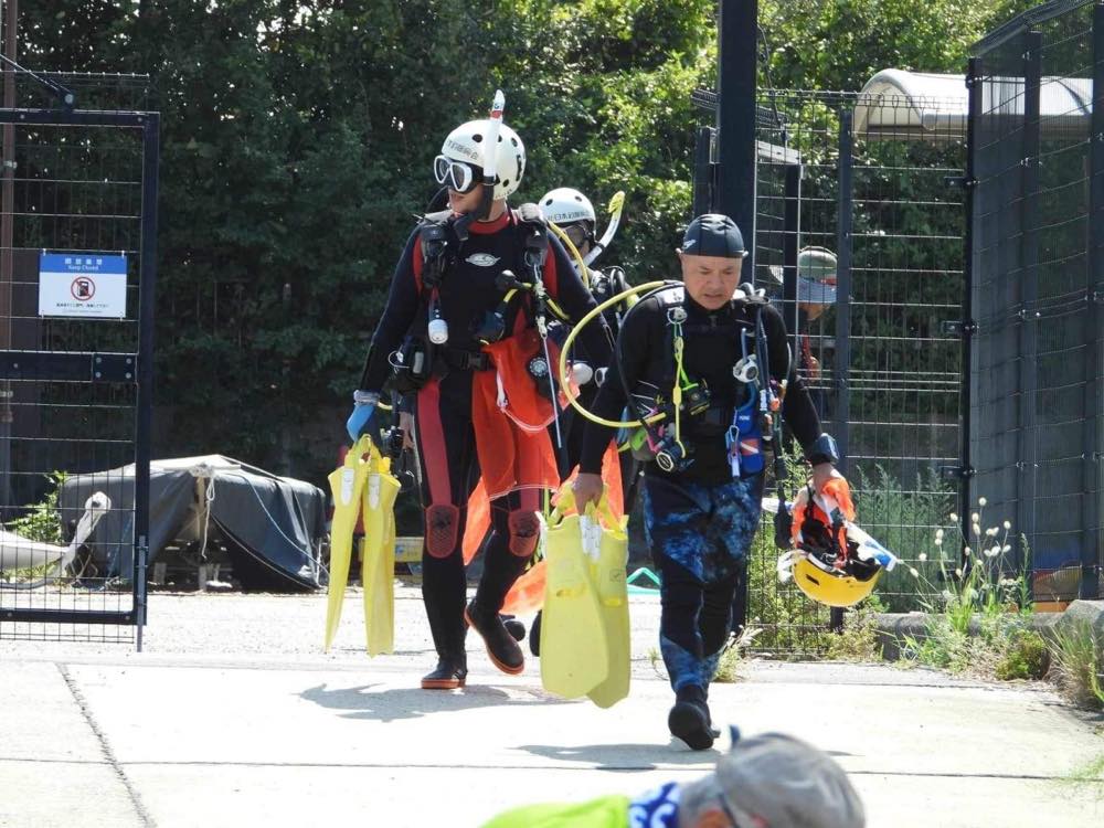 水中清掃に向かうボランティアダイバーたち