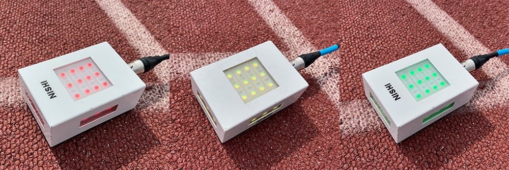 赤、黄、緑に光るスタートランプ